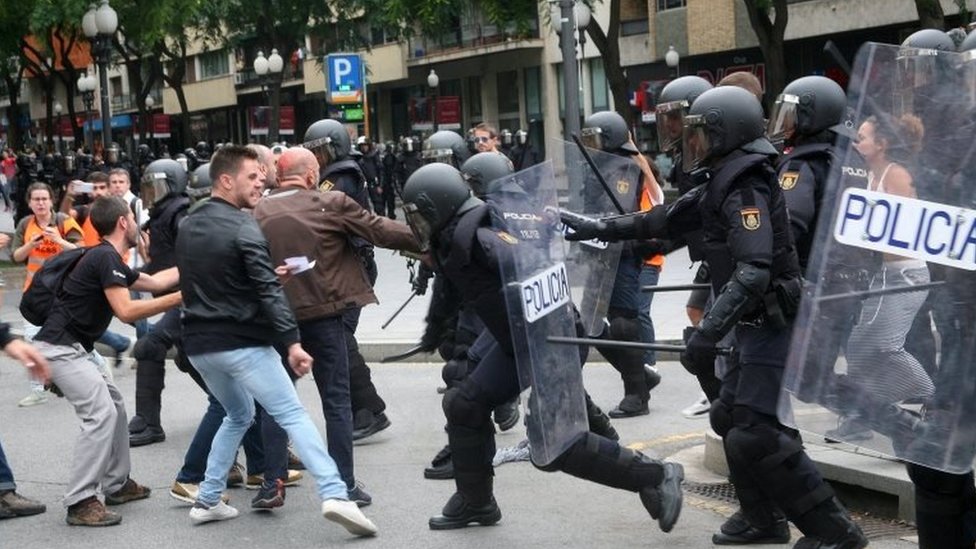 Referéndum de independencia en Cataluña: al menos 800 heridos por la actuación de la policía para evitar la votación