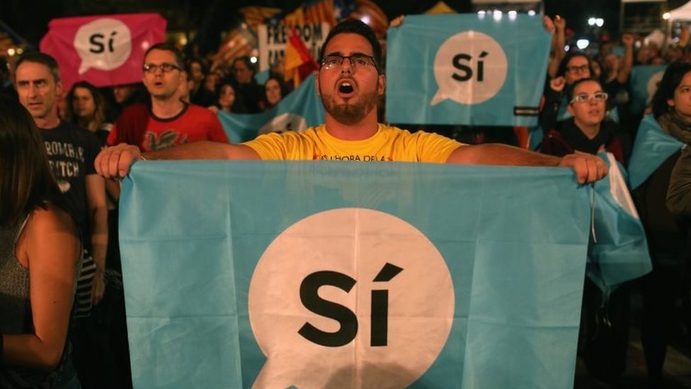 Referéndum del 1 de octubre en imágenes: entre la violencia y el desafío los catalanes se movilizaron para votar