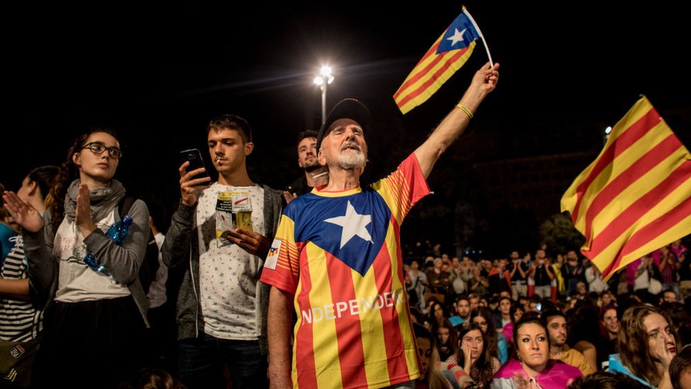 Qué puede pasar ahora con Cataluña tras el tenso referéndum de independencia en el que ganó el 