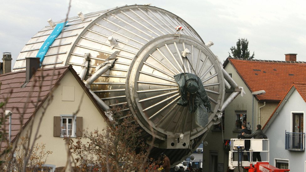 La gigantesca máquina enterrada en una ciudad de Alemania que investiga la partícula más insignificante del universo