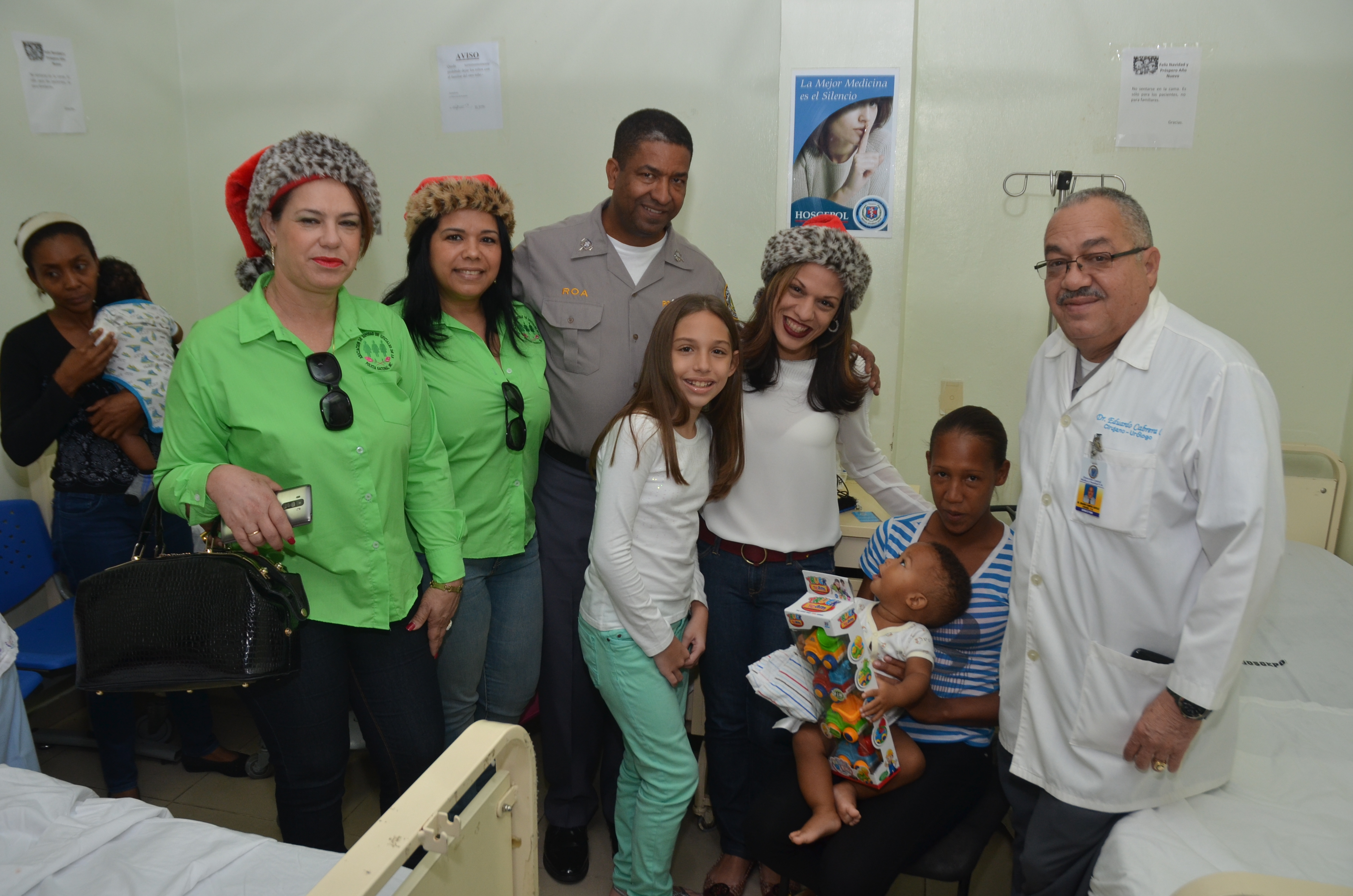 Aseopna entrega juguetes a niños hijos de policías en Hospital General PN
