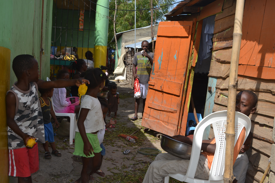 Organización Yspaniola contribuye en formación académica de los residentes del Batey Libertad