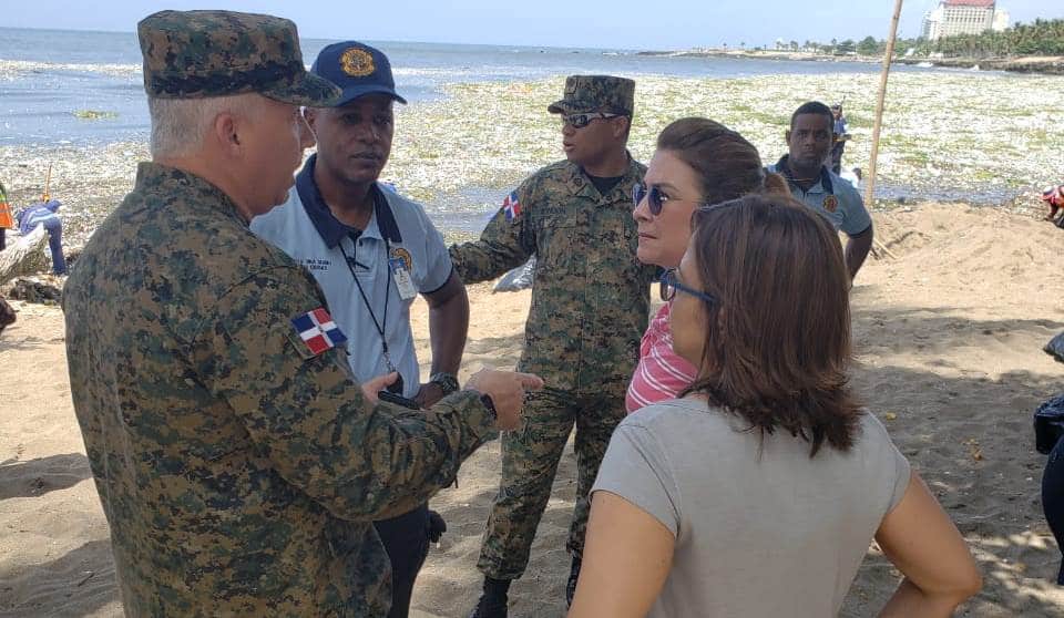 Carolina Mejía colabora en la limpieza del Distrito Nacional que lleva a cabo la alcaldía