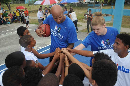 NBA entrega dos canchas e imparten clinicas en el sector el Almirante
