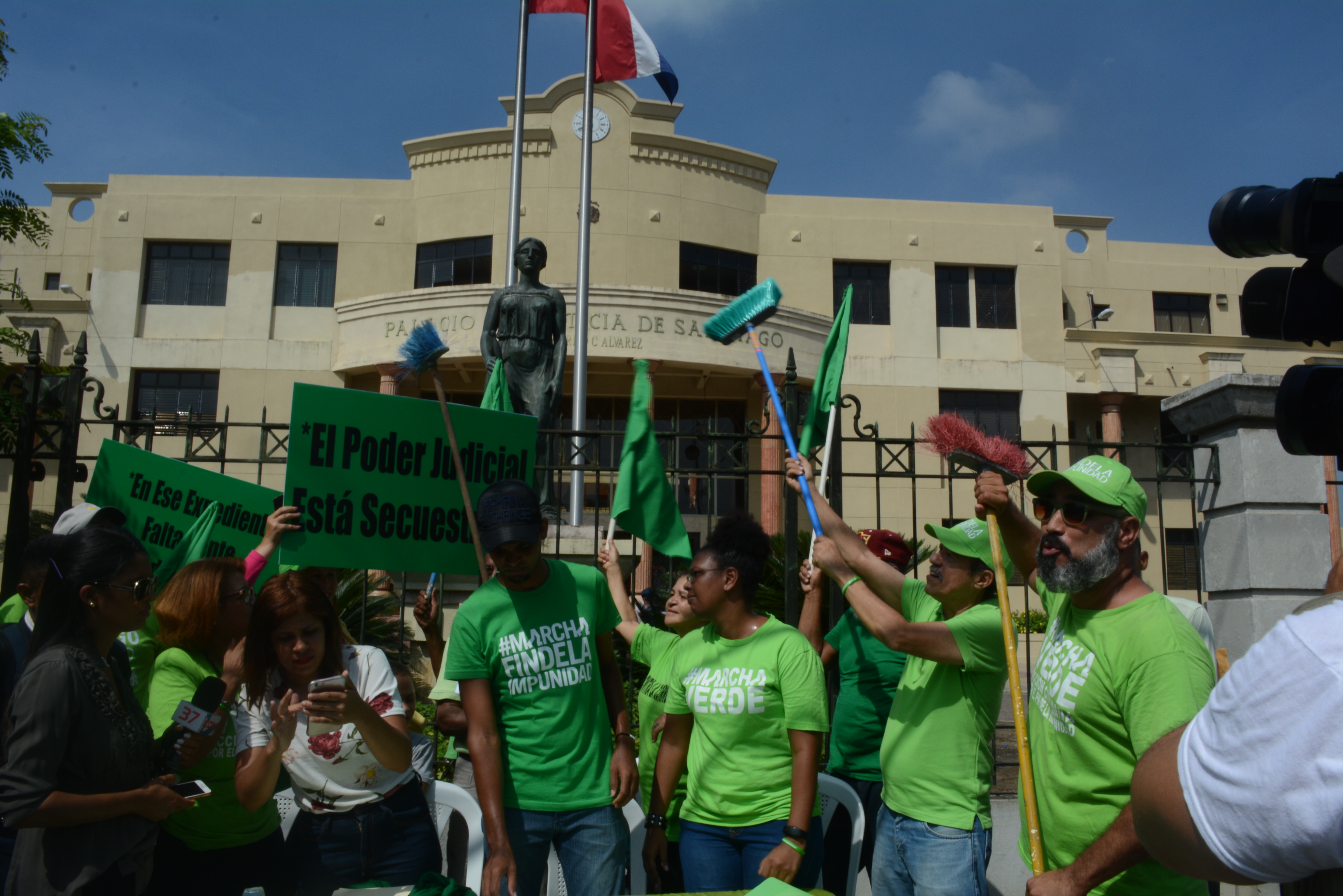 Activistas verdes protestan por libertad implicados caso Odebrecth Palacio Justicia Santiago