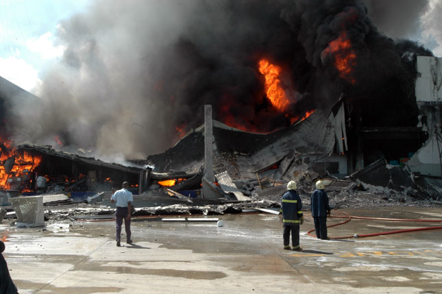 Fuego en el Multicentro La Sirena de la Charles