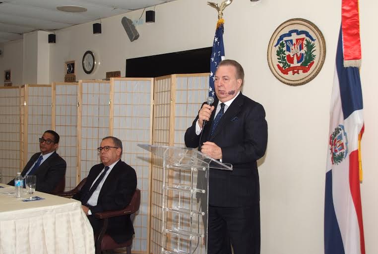 Selman firma libro de condolencias en consulado de Francia en NY