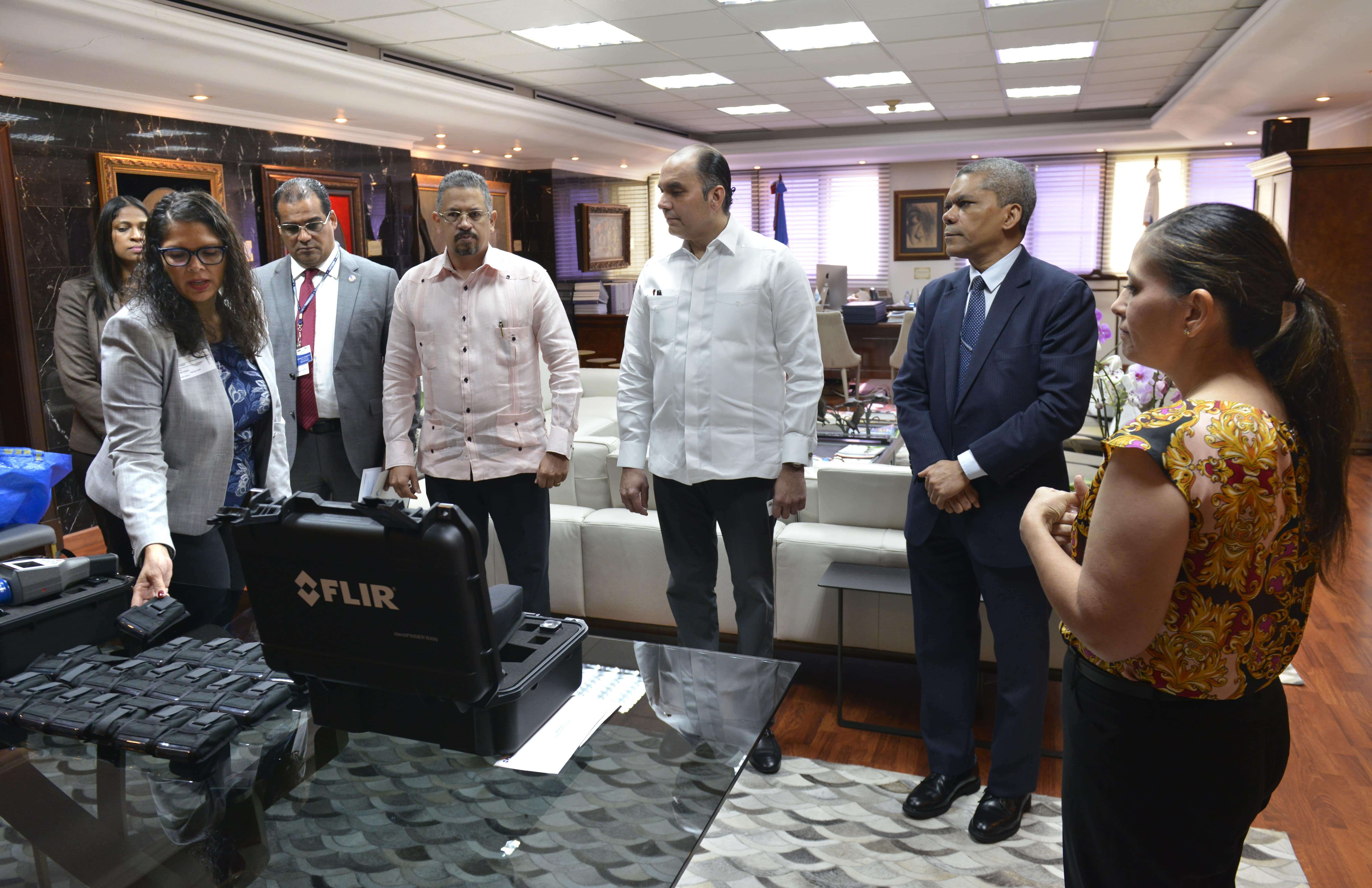 Aduanas Recibe Equipos para fortalecer Control Puertos y Fronteras