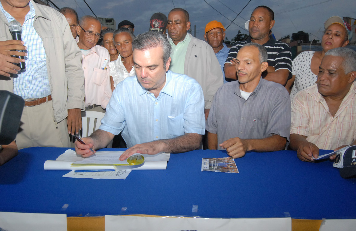Abinader suscribe acuerdo de mutuo apoyo con moradores del barrio Simón Bolívar