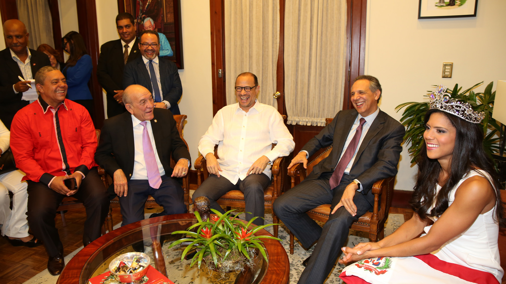 Peralta recibe a Francisca Lachapel; la exhorta a seguir cosechando éxitos