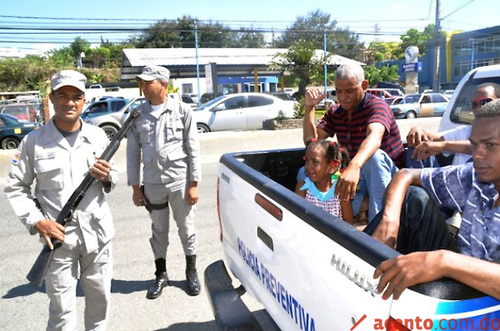 Reprimen a bombazos y palos a mujeres que denuncian alto costo de la vida