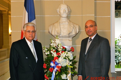 Embajador Saladín deposita ofrendas florares en el busto Duarte