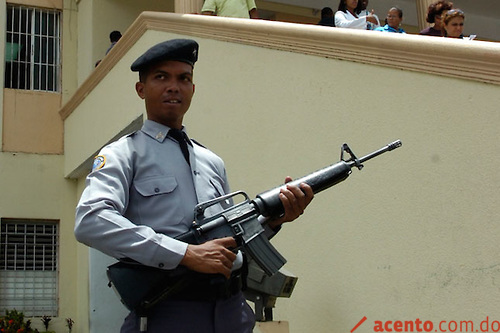 Identifican policías acusados de asaltar turistas en Santiago