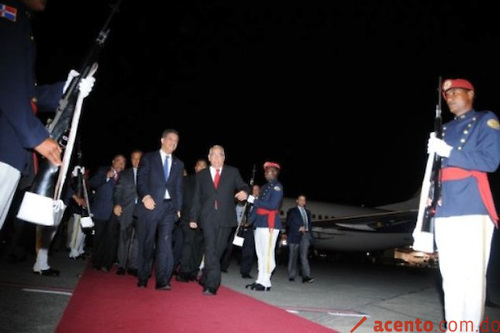 Presidente Leonel Fernández regresa de su viaje a Guatemala