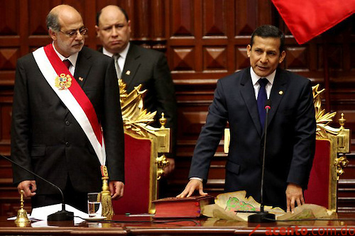 Humala se juramentó presidente con la Constitución que pisoteó Fujimori