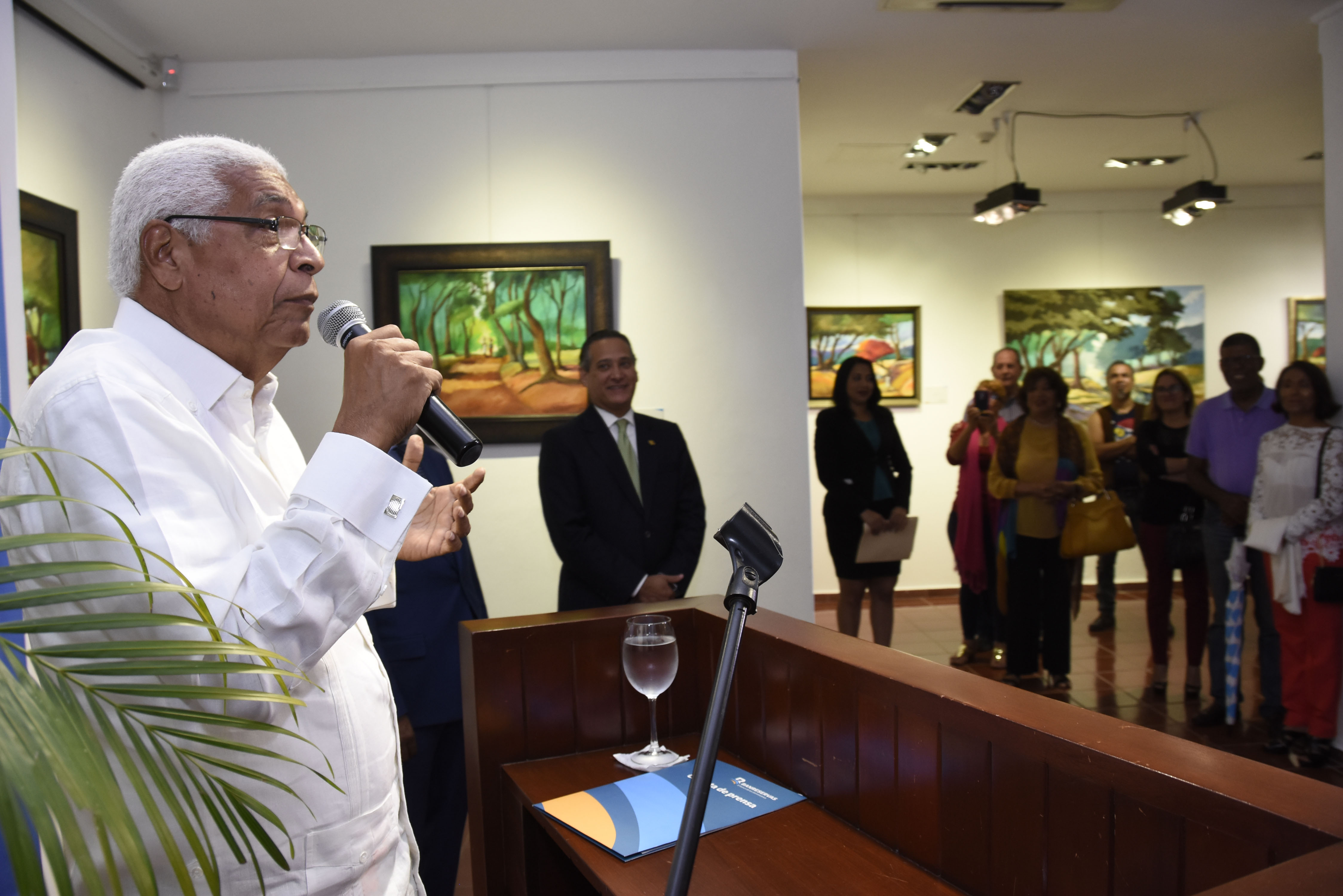 Pintura de Carlos Grullón ilumina con sus formas en CR Banreservas