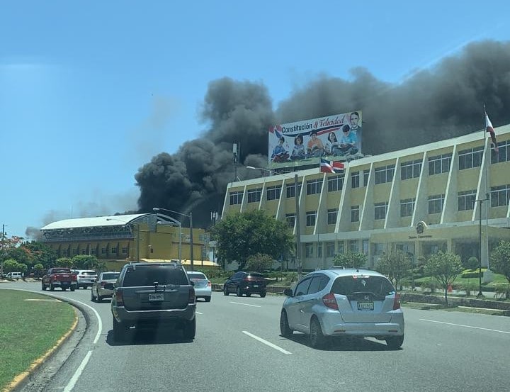 Bomberos sofocan incendio afectó sede de la JCE