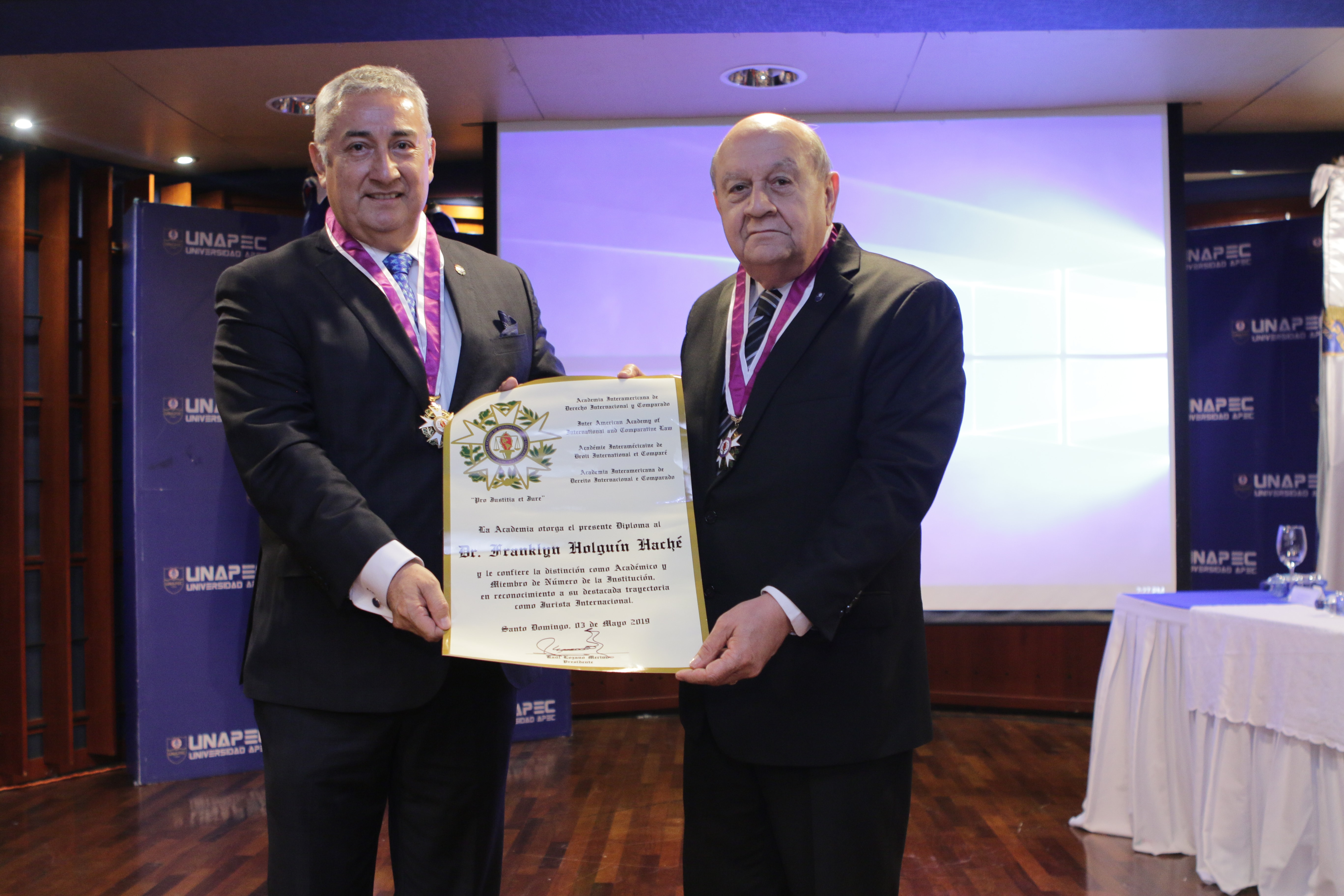 La Academia Interamericana de Derecho Internacional y Comparado otorga reconocimiento a Franklyn Holguín Haché, Rector de UNAPEC