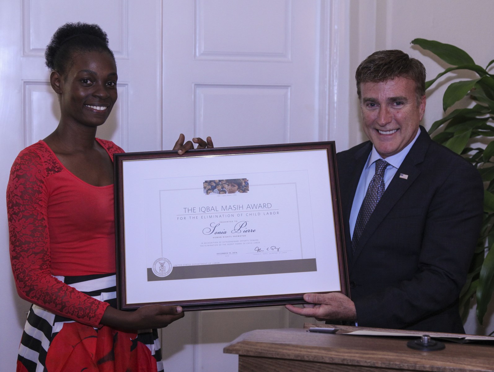 Departamento de Trabajo EE.UU otorga a Sonia Pierre Premio Iqbal Masih 2016