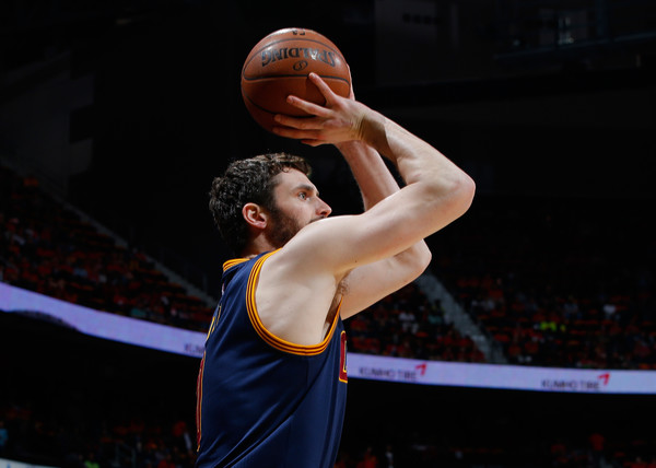Cavaliers de Cleveland barren a los Hawks; Thunder empatan serie contra Spurs