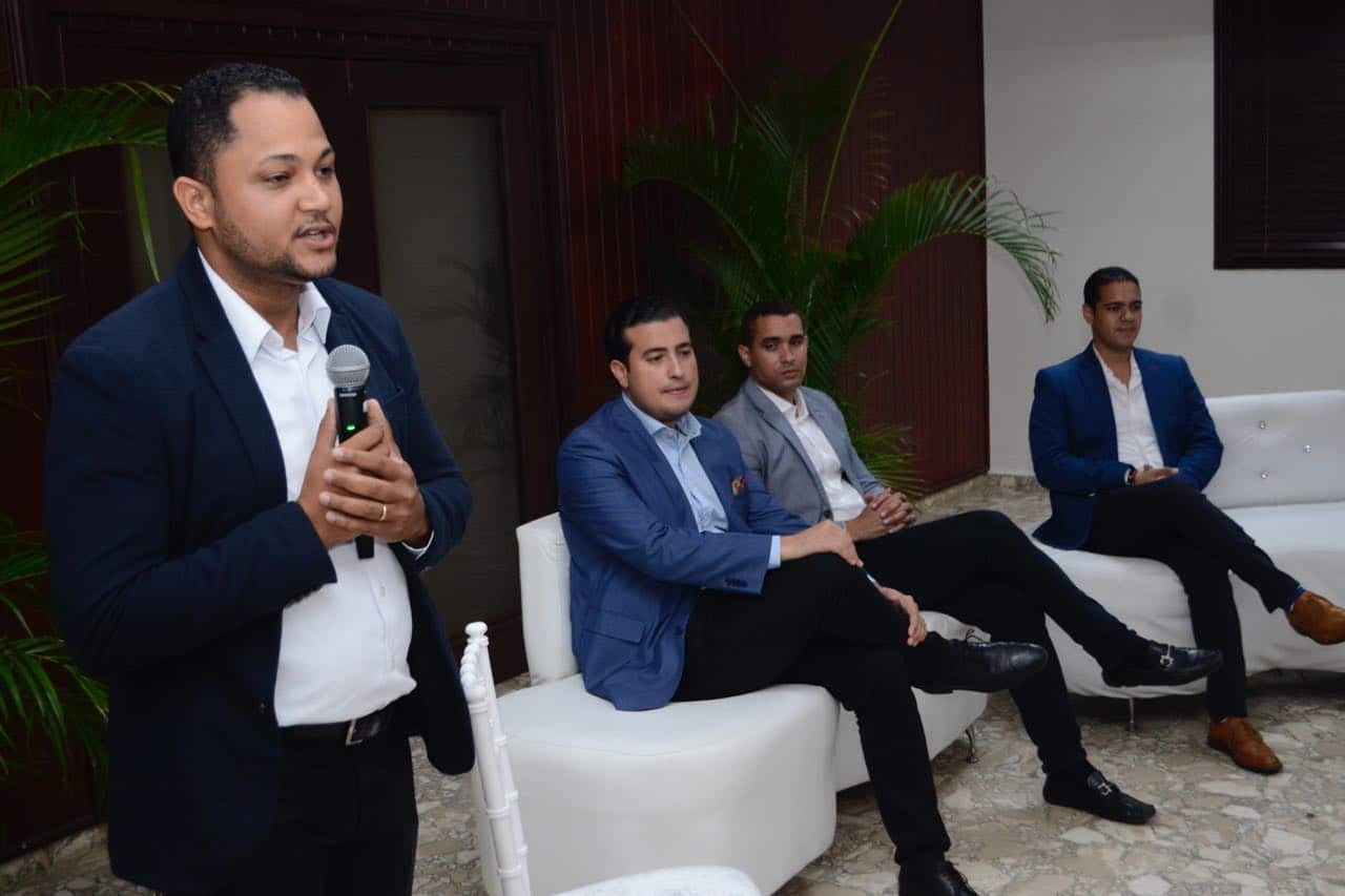 Jóvenes políticos llevan a cabo panel 