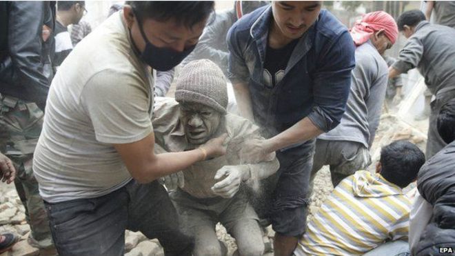 Los muertos en el terremoto de Nepal suman más mil   