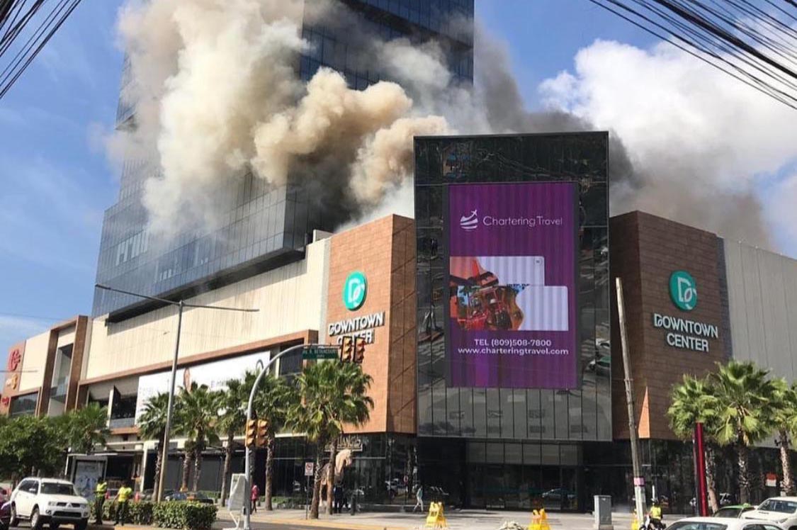 Reportan incendio en centro comercial Downtown