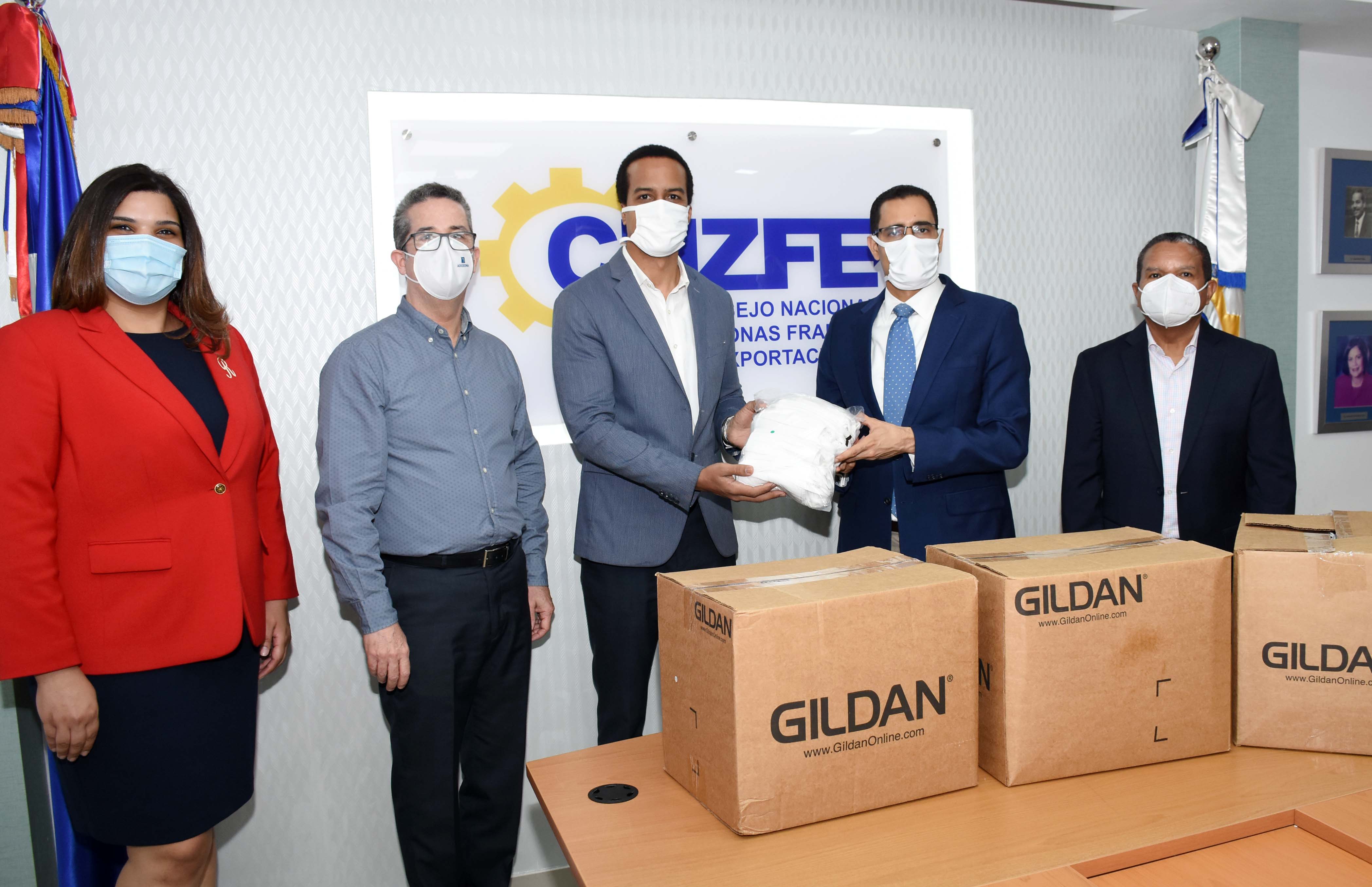 Alrededor de 700 mil mascarillas son donadas por el Aeropuerto Cibao y empresa Gildan