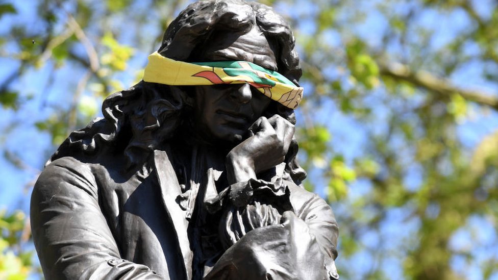 Muerte de George Floyd: quién fue Edward Colston, el esclavista británico cuya estatua fue derribada durante las protestas contra el racismo en Reino Unido