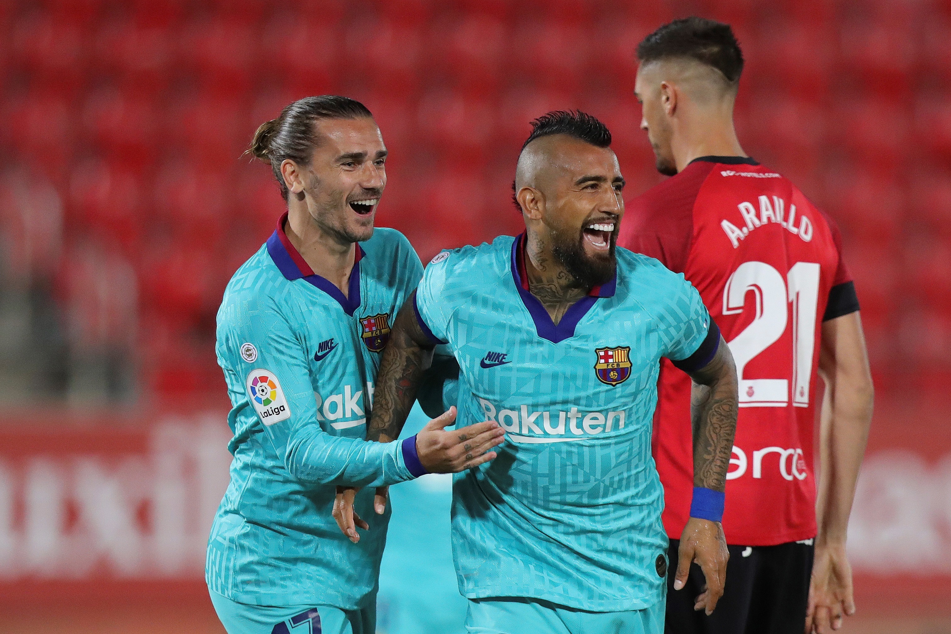 Barça golea 0-4 y refuerza liderato al regreso del fútbol