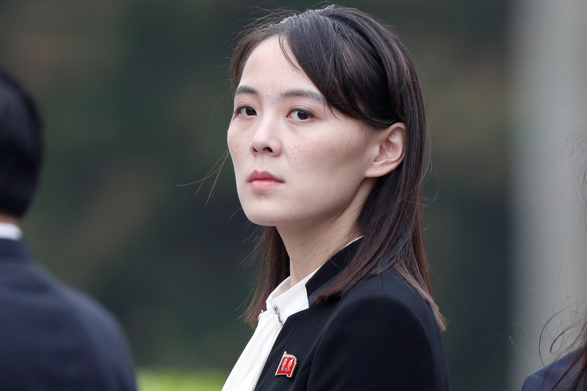 Hermana de líder norcoreano cumple amenaza y bombardea