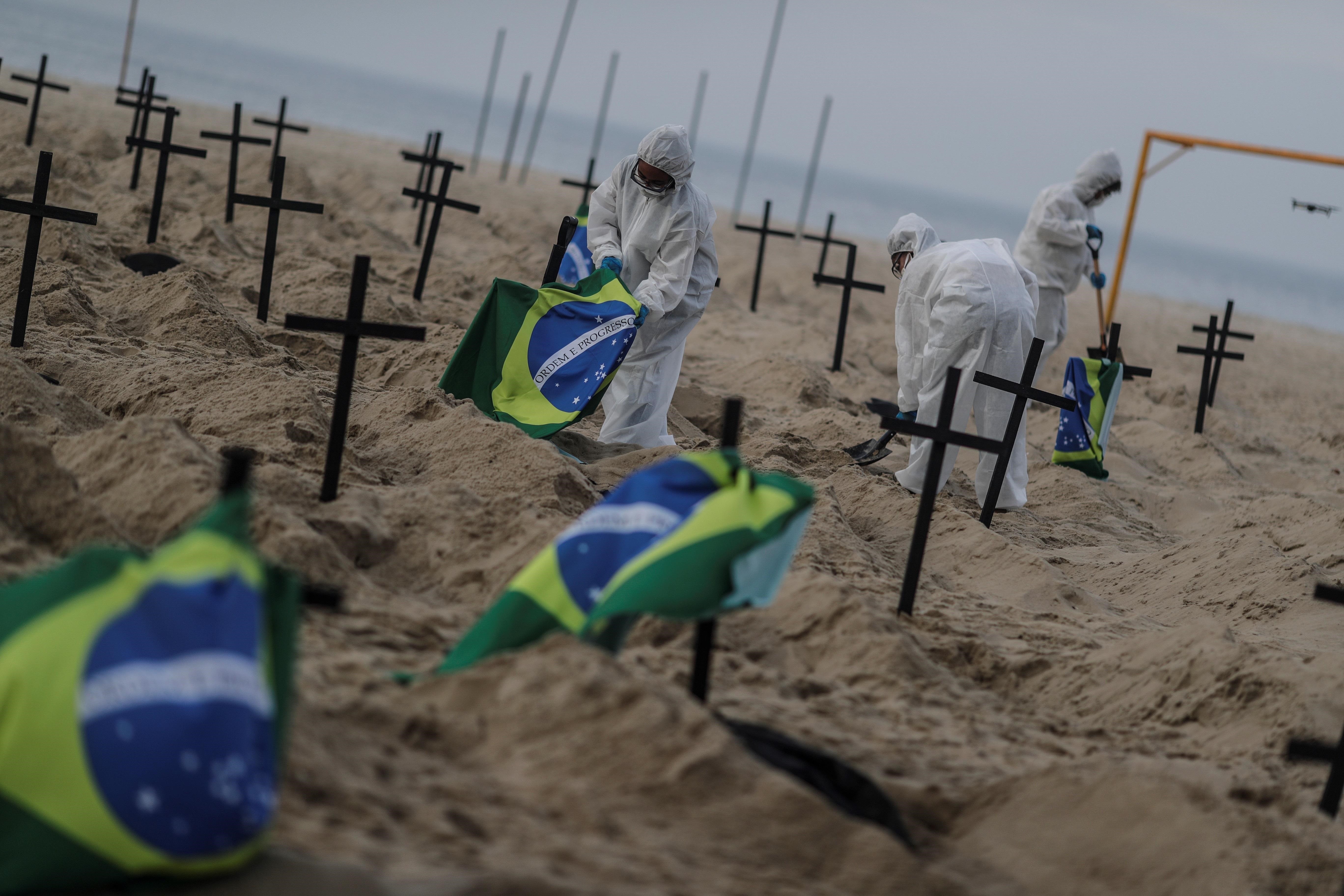 Abren fosas en playa de Copacabana en tributo a víctimas de COVID