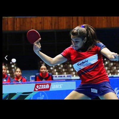 Eva firma con el Real Club Tenis de Mesa Tecnigen Linares de España