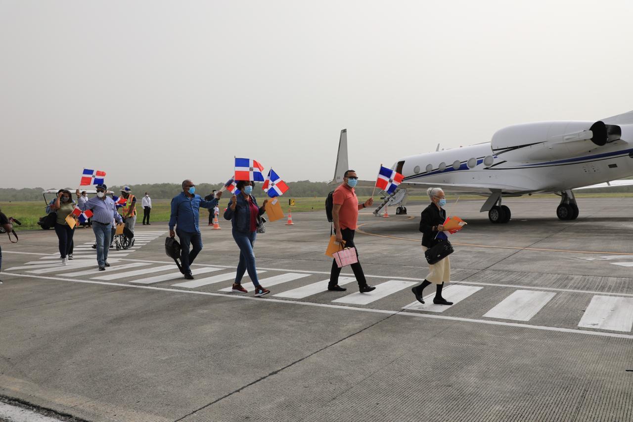 Otro grupo de dominicanos llega al país en aeronave de Gonzalo Castillo