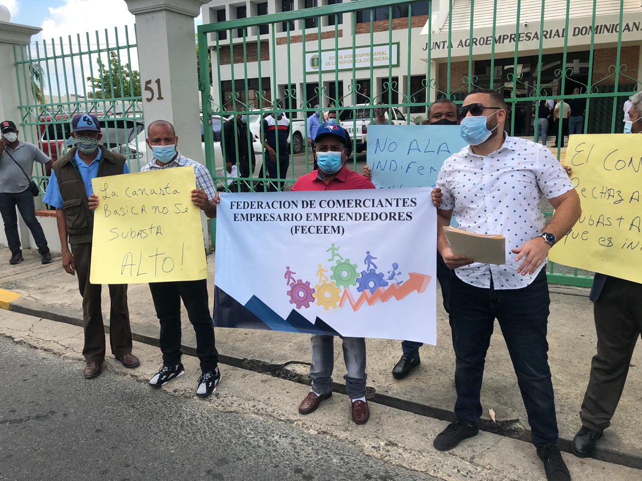 Pequeños comerciantes protestan contra subasta de importación de ajo