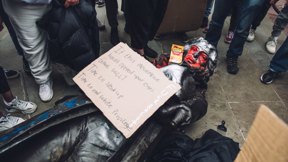 Quién fue Edward Colston, el esclavista británico cuya estatua fue derribada durante las protestas contra el racismo en Reino Unido