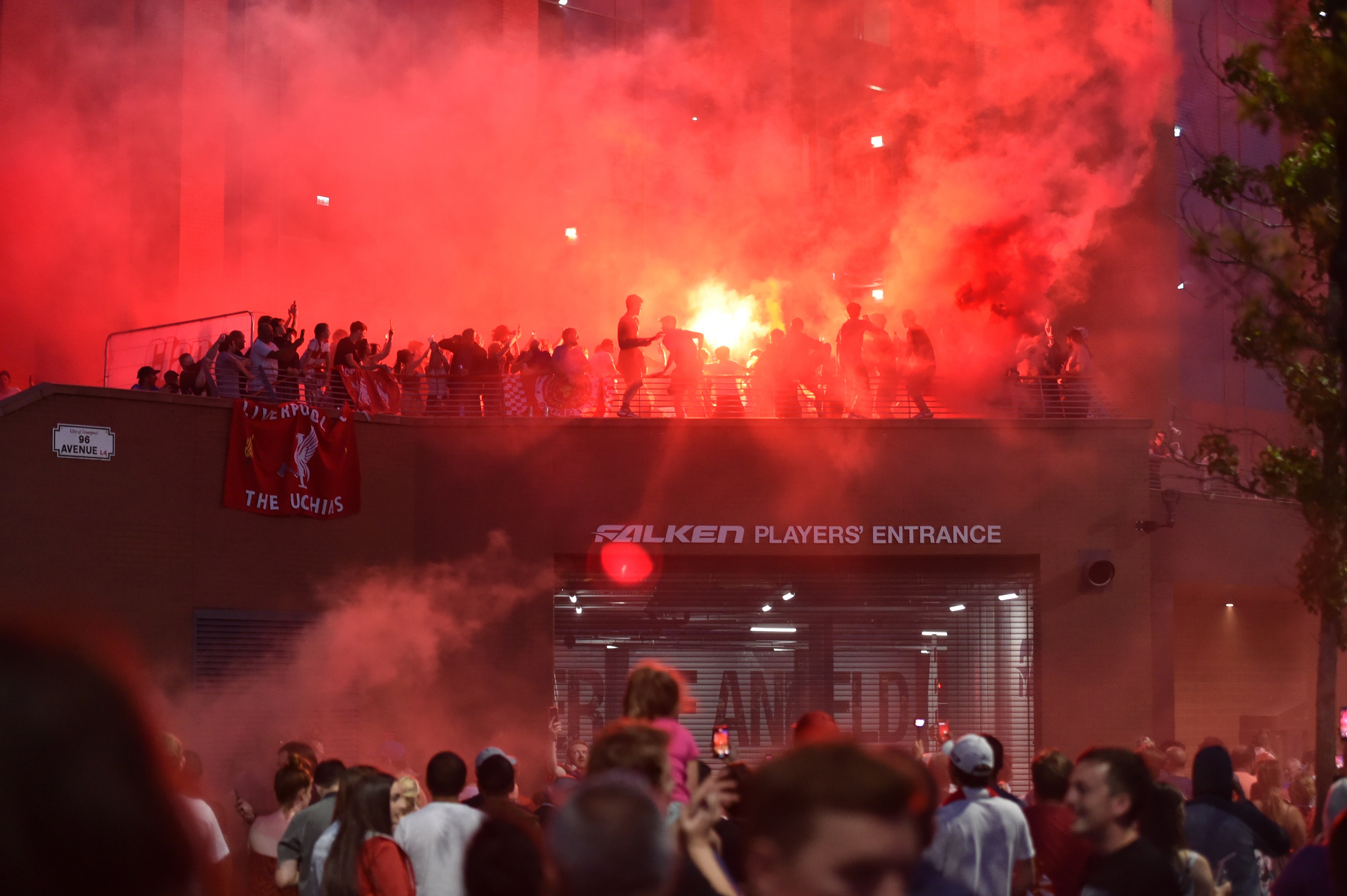 Liverpool gana la Premier League y su hinchada se echa a la calle