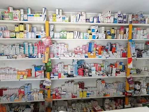 Dos hombres son arrestados en Moca y acusados de vender medicamentos sin autorización