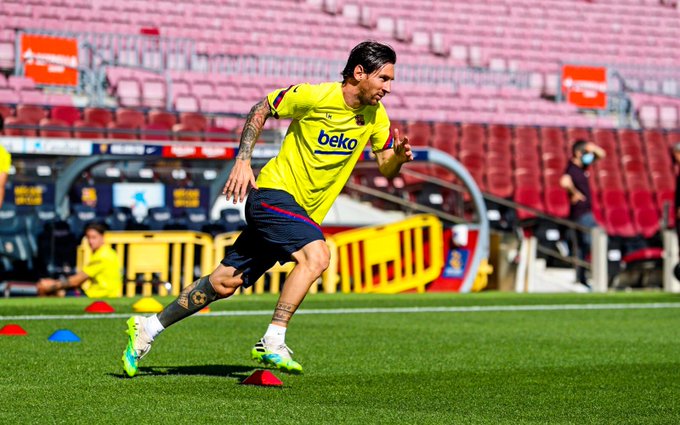 Messi saltó al césped en el entrenamiento del Barcelona en el Camp Nou