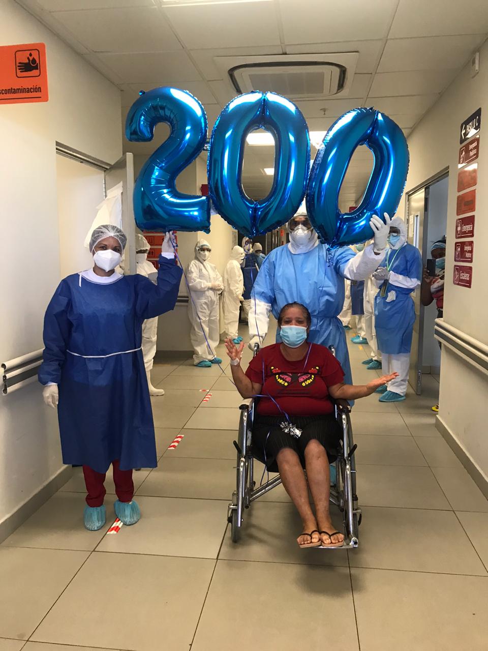 Deja hospital señora de 54 años, paciente número 200 curada de covid-19