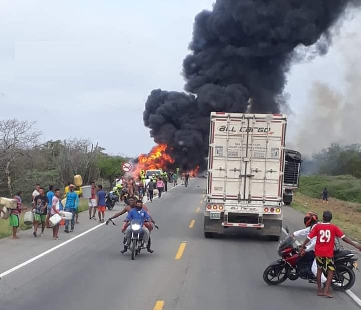Sube a 21 muertos al incendiarse camión de gasolina en Colombia
