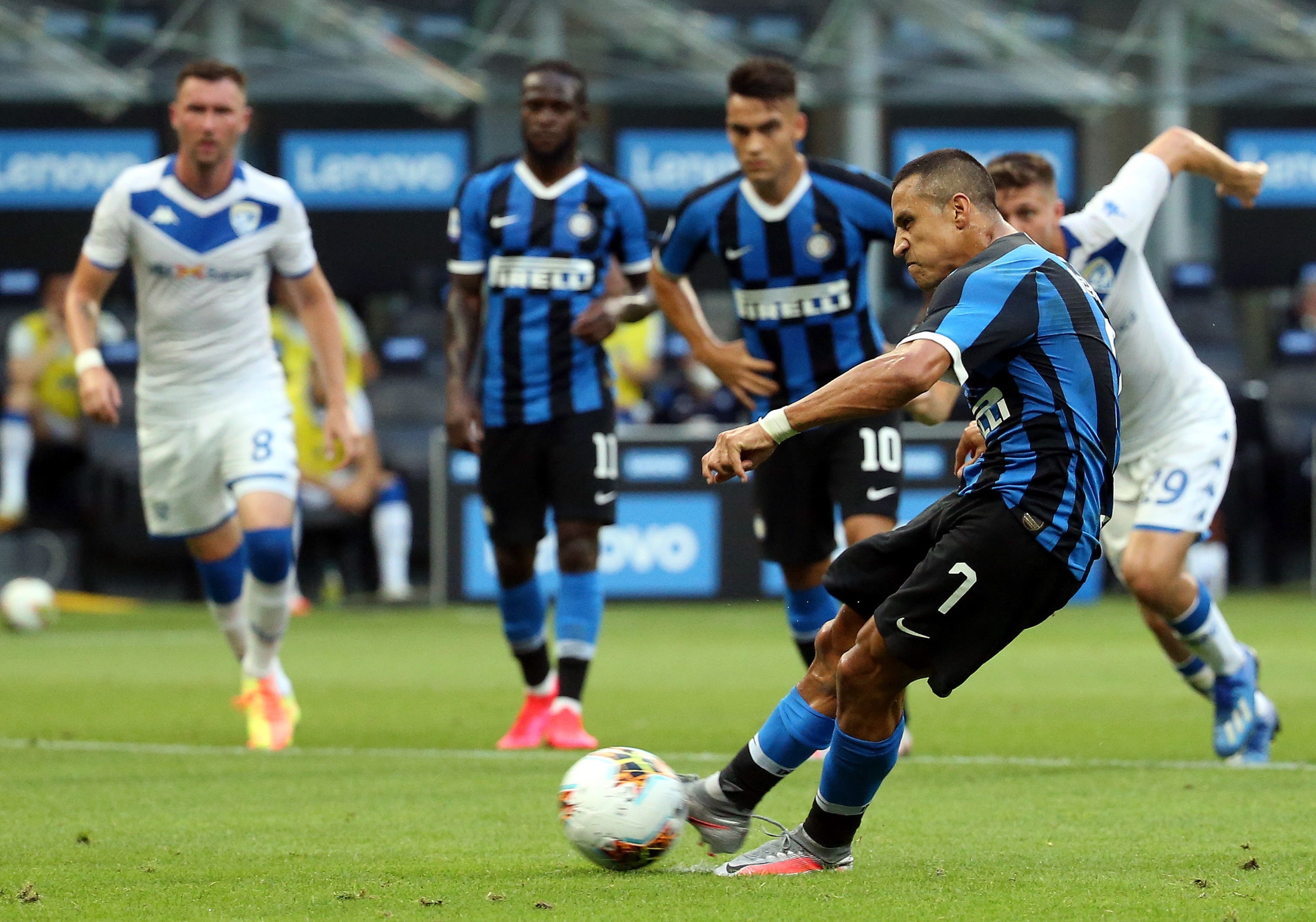 Alexis guía al Inter, Simeone sigue en racha y Milan cae