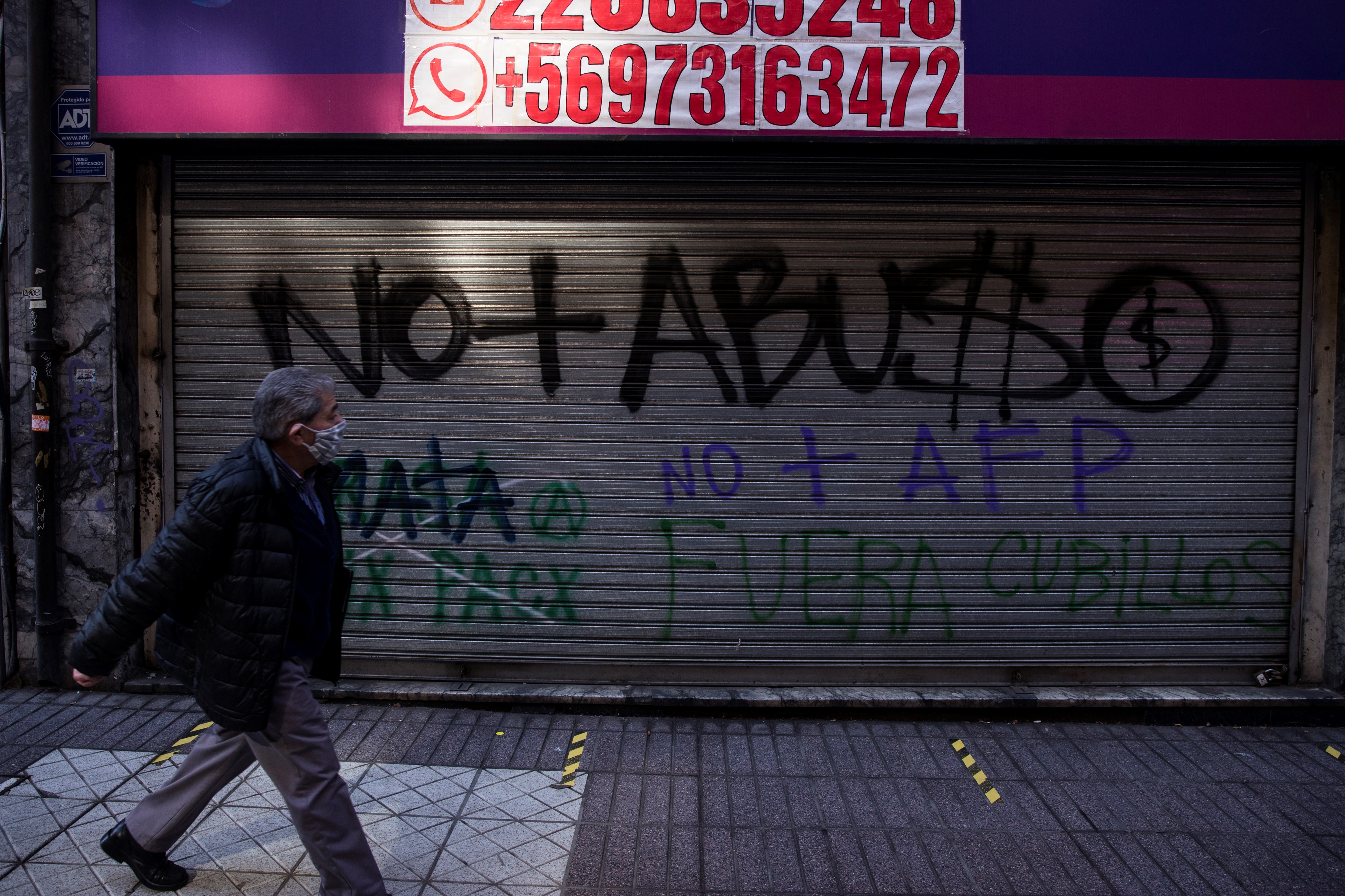 Chilenos saludan ley para retiro de 10% de fondos de pensión