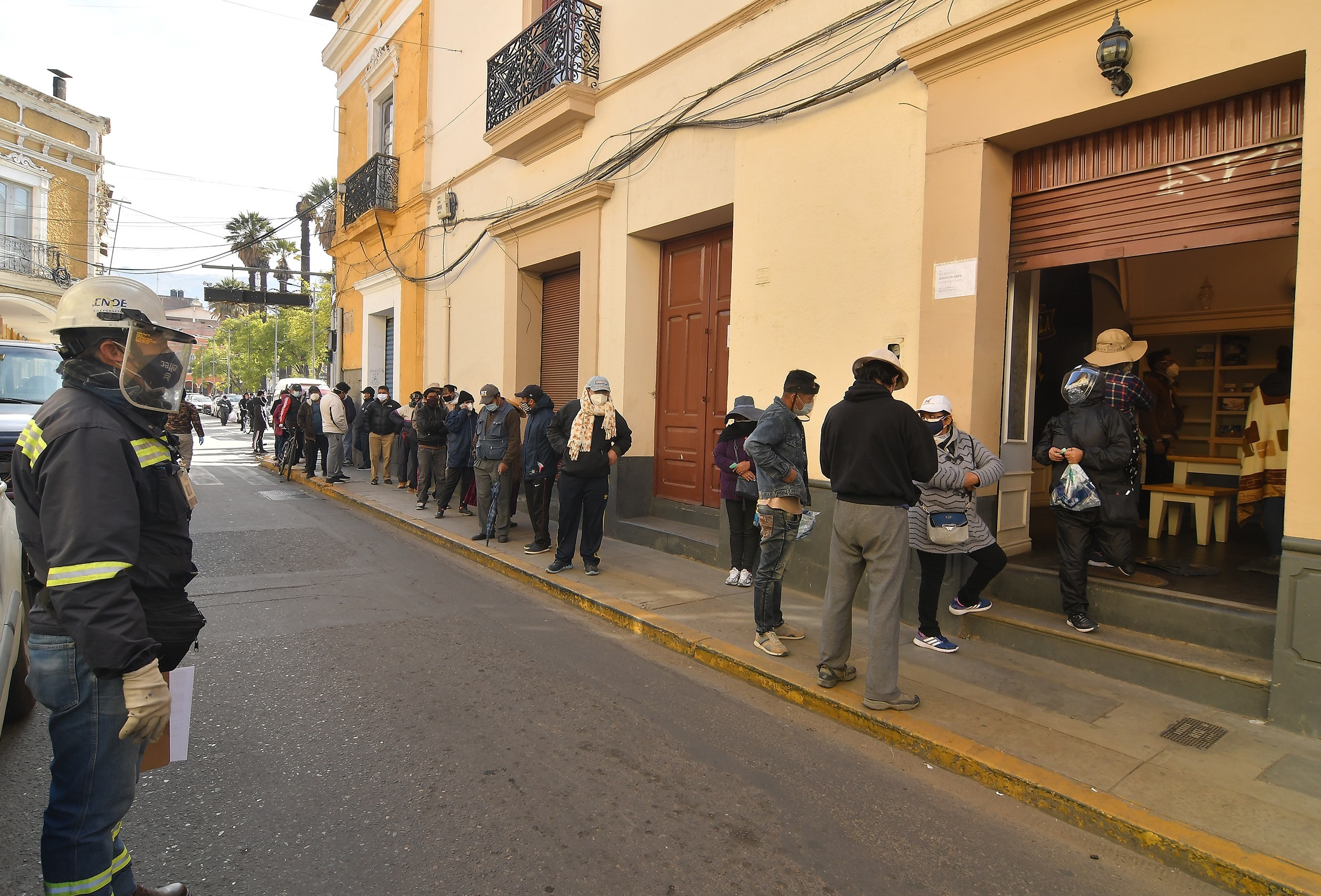 Largas filas de bolivianos para comprar medicamento desautorizado