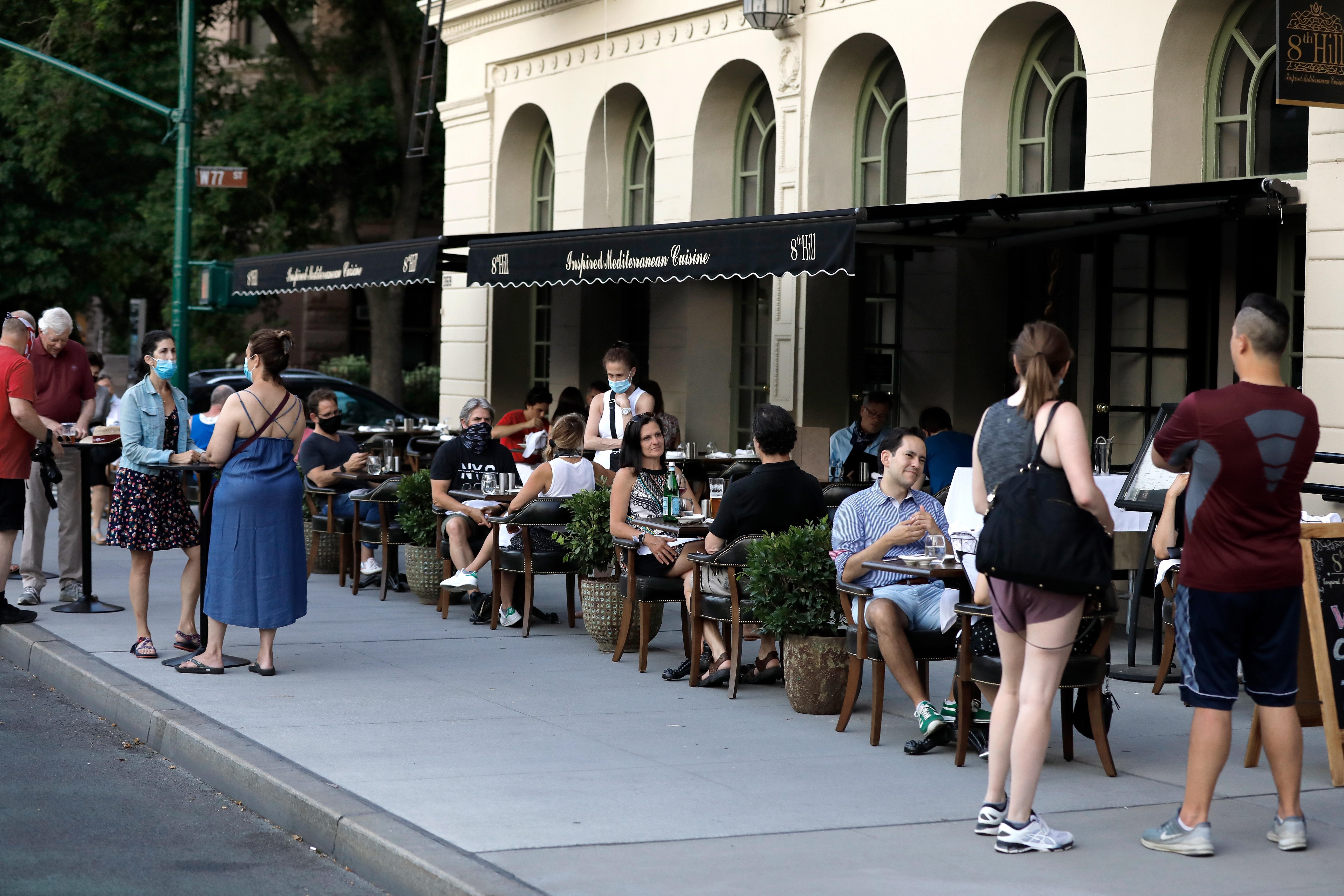 Nueva York pospone indefinidamente la vuelta al interior de bares y restaurantes