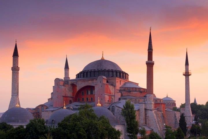 Enoja que Turquía convierta basílica en mezquita