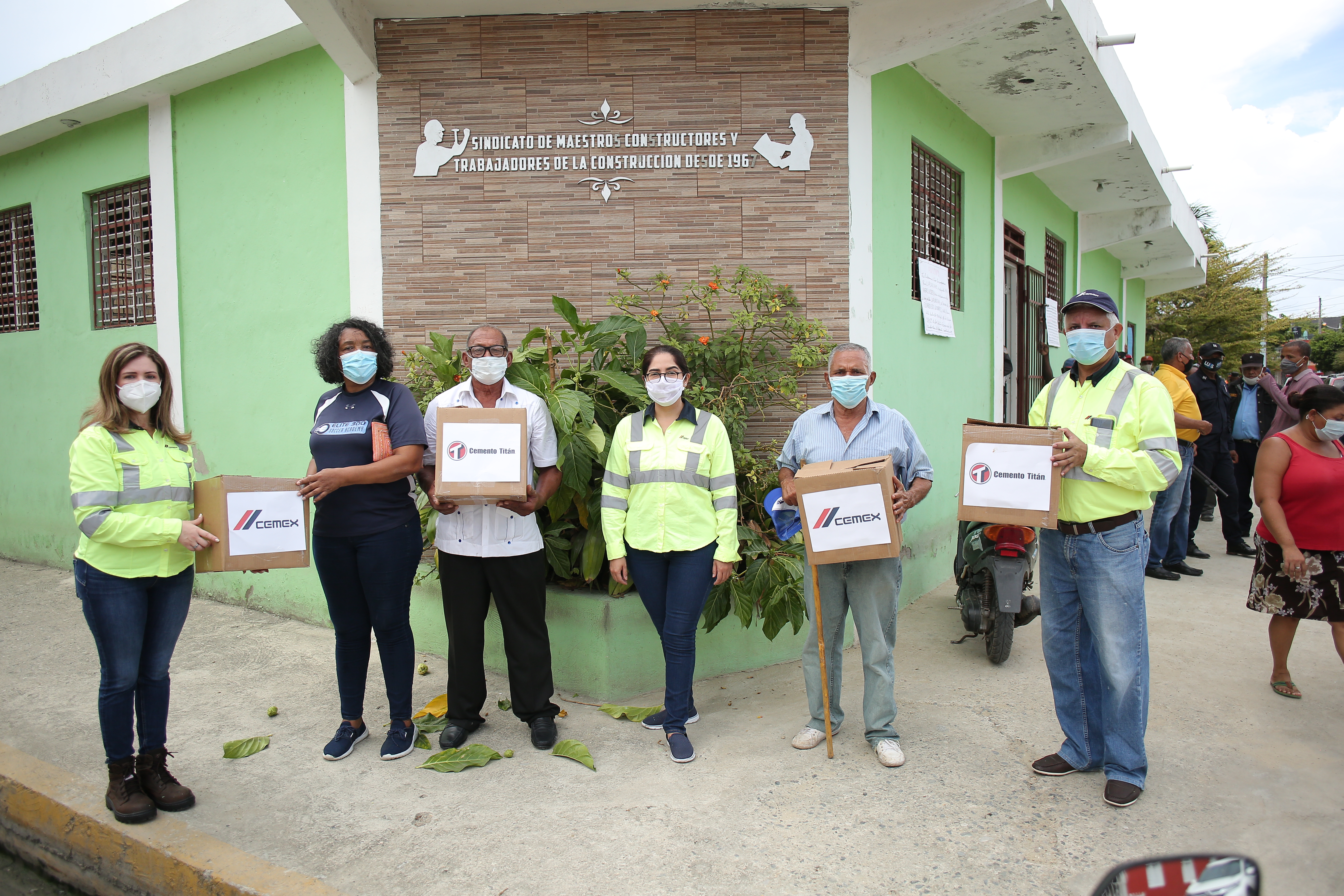 CEMEX  dona kits de alimentos a maestros constructores