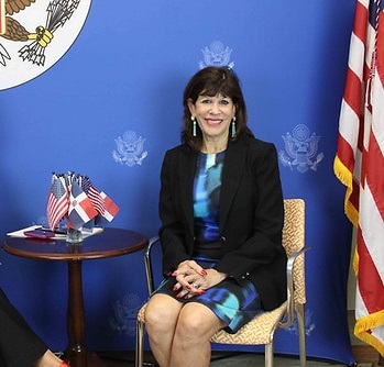Embajadora de EEUU regresa al país tras ausencia involuntaria