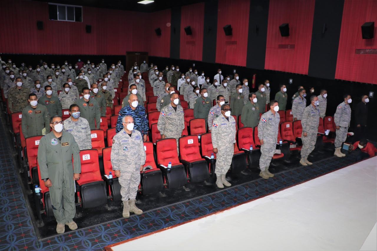 Fuerza Aérea gradúa de especialistas a 323 militares