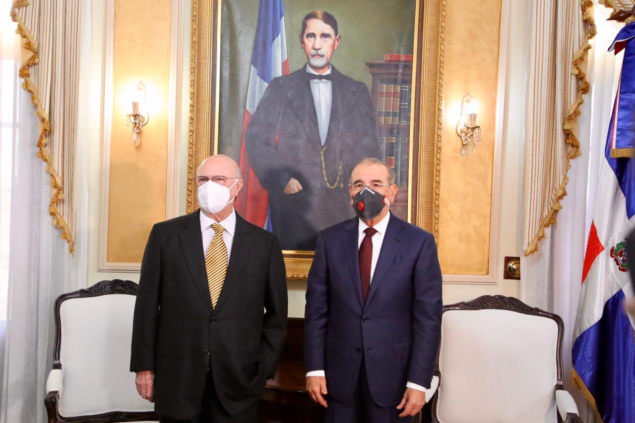 Hipólito Mejía visita a Danilo Medina en el Palacio Nacional